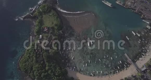 无人机飞越巴东湾美丽的海景包括街道船只海滩在巴厘岛印度尼西亚视频的预览图
