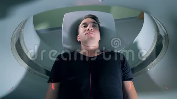 一名男性患者的核磁共振扫描过程视频的预览图