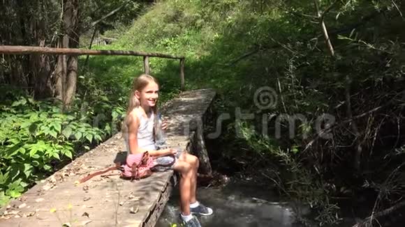 在河边玩耍的孩子在山上露营的孩子大自然中的女孩视频的预览图