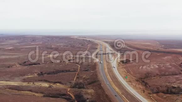 位于俄克拉荷马州和德克萨斯州之间的40号公路沙漠视频的预览图