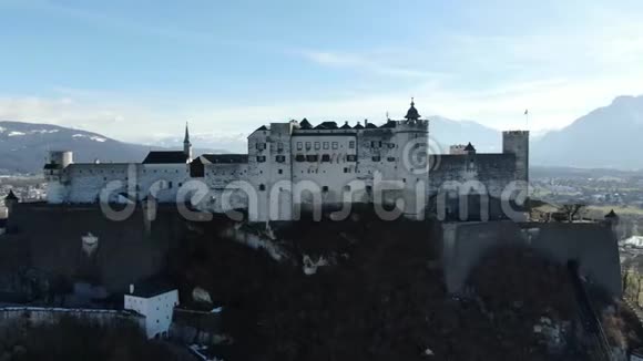 在4k的霍亨萨尔茨堡要塞周围的空中旋转射击视频的预览图