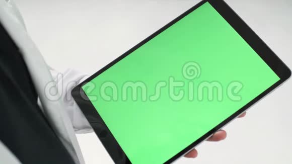 用绿色屏幕关闭现代黑色平板电脑一个人用手写笔敲击它现代技术概念视频的预览图