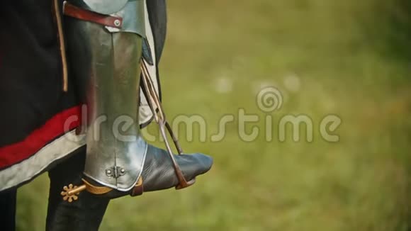 一个身穿盔甲骑着马的骑士一只脚踩在马镫上视频的预览图