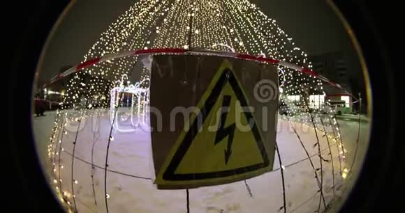 在公园的夜晚高压电板轻轻地为节日圣诞照明光学效应视频的预览图