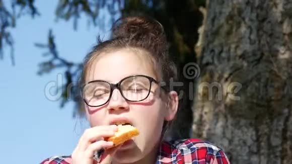 漂亮的少女在户外吃蛋糕视频的预览图