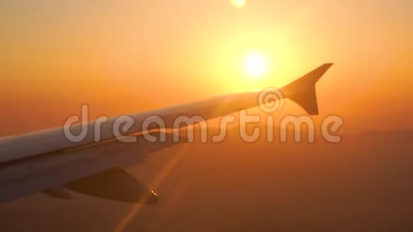 窗户角度的日出在一个平面地点巴黎清晨机翼飞机视频的预览图