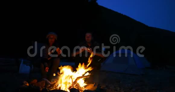 Hiker夫妇在篝火附近吃食物视频的预览图