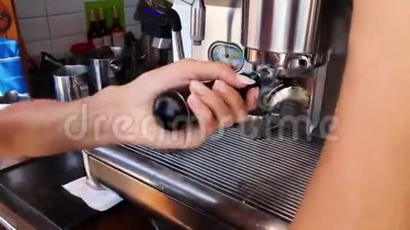 专业咖啡师在繁忙的咖啡店里准备一杯卡布奇诺视频的预览图