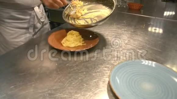 厨师在餐厅用钳子煮意大利面食视频的预览图