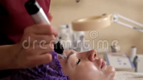面的抗衰老产品模特在Spa美容美发店接受举重按摩剥落视频的预览图