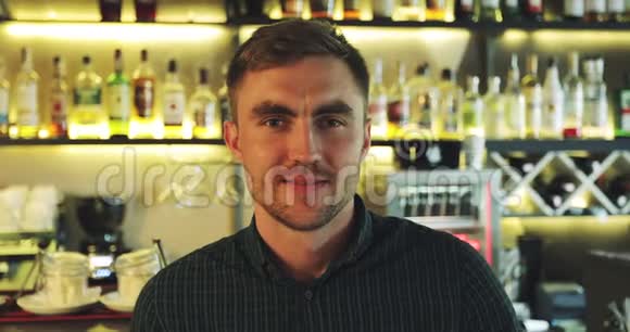 在酒吧背景下留着胡子的男人的肖像视频的预览图