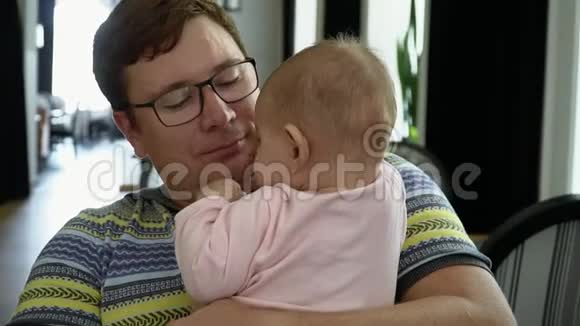 白人男子与他的小新生婴儿抱着他的手臂在室内父亲的概念缓慢运动视频的预览图