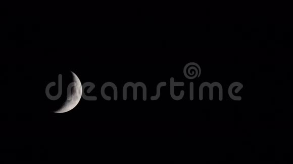 摇摆不定的月亮划过天空时间流逝半月云在超级月亮之前流动得很快视频的预览图