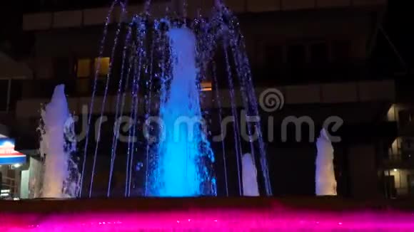 美丽的干喷泉与明亮的照明溅在城市的夜晚夜间在Dnipropetrovsk的美丽喷泉视频的预览图