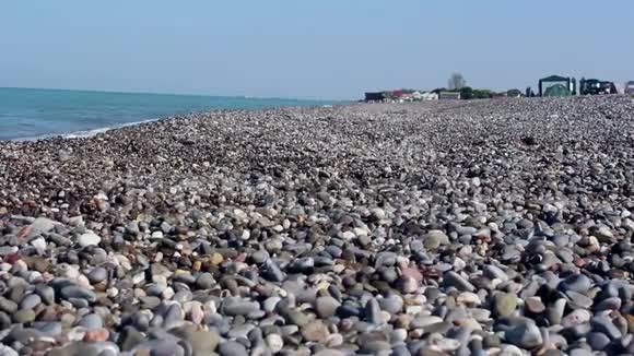 看海和岩石海岸有海卵石海水清澈见底岩石海岸上的海浪视频的预览图