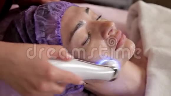 女脸胶原蛋白面膜用于皮肤收紧的机器审美医学激光皮肤变色妇女视频的预览图