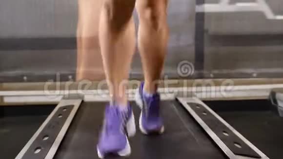 在生活中运动迷人的20年代在健身俱乐部的跑步机上女性的腿和脚福利概念步行道视频的预览图