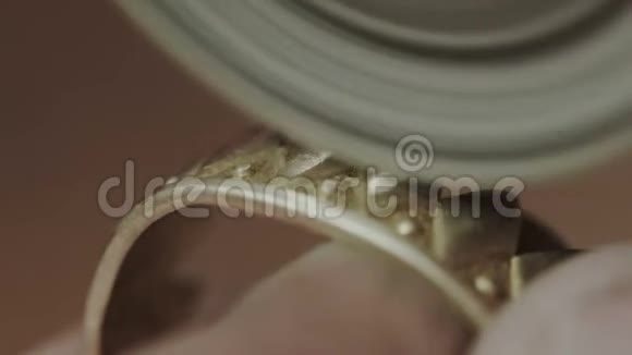 珠宝工作抛光磨金冠环慢动作宏观的个体珠宝工艺设计过程视频的预览图