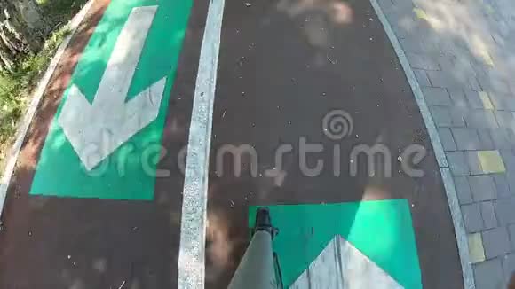 电动滑板车上的POV运动视频的预览图