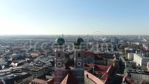 围绕弗劳恩基什空中旋转背景是慕尼黑4k视频的预览图