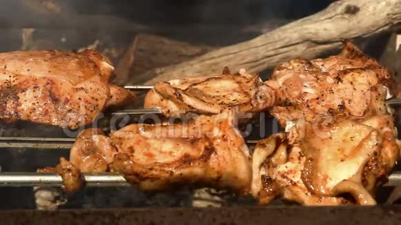 一个鸡肉烤架视频的预览图