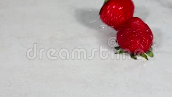 新鲜的红洗过的草莓落在堆里视频的预览图