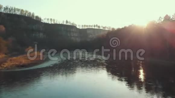 一幅河景和岩石山的景色视频的预览图