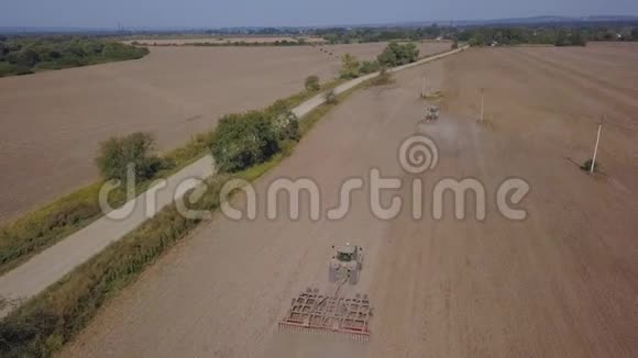 空中观景拖拉机耕种农田视频的预览图