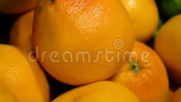 葡萄柚收获许多葡萄柚新鲜水果市场的葡萄柚景观视频的预览图