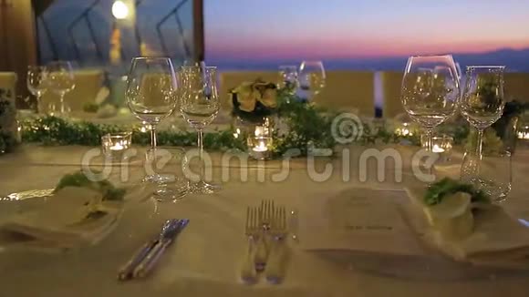 浪漫的餐桌布置视频的预览图