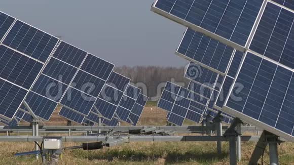 太阳能电池板农场和汽车背景视频的预览图