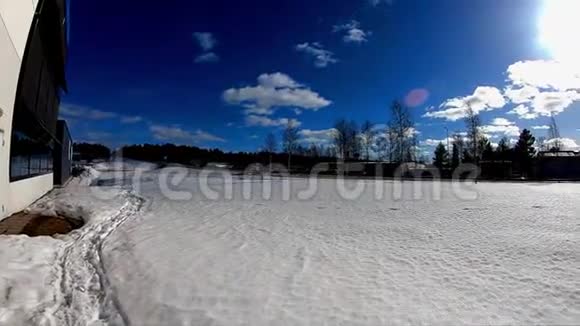 美丽的自然和建筑景观与天空云和雪在欧洲一个冬季仙境与桦树环绕视频的预览图