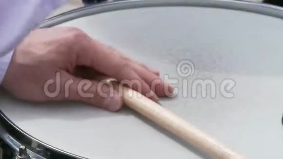 鼓手用棍子在圈套鼓上演奏有人手拿鼓槌敲鼓视频的预览图