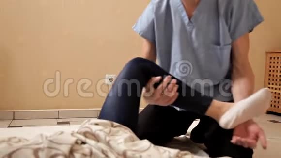 理疗一个女人在健康中心做足底按摩特写现代康复物理疗法视频的预览图