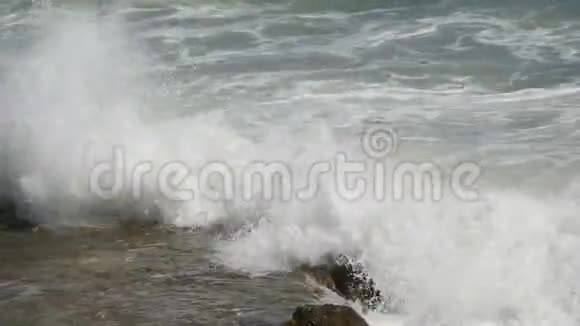 带泡沫的风暴海波宁静的大海的风景视频的预览图