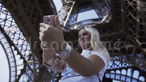 埃菲尔铁塔下自拍的快乐女人视频的预览图