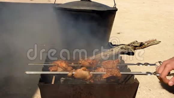 一个鸡肉烤架视频的预览图