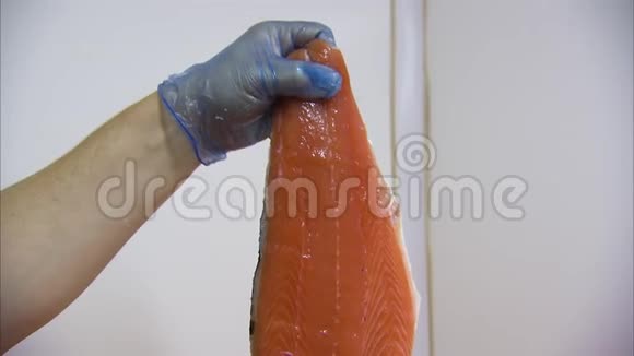 检查鲑鱼的肉视频的预览图