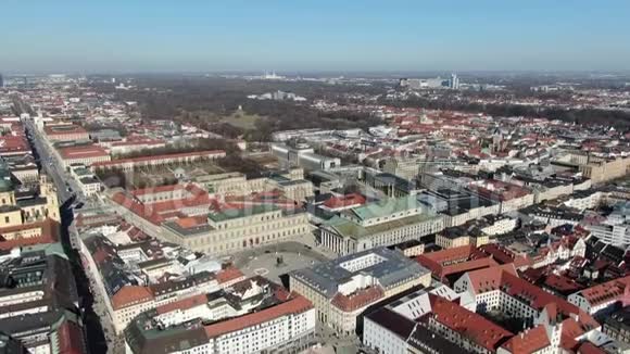 慕尼黑市的空中景观街道交通繁忙4k视频的预览图