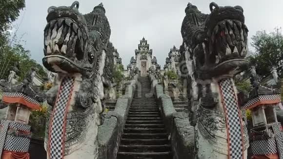 印度教寺庙和雕像古代雕塑视频的预览图
