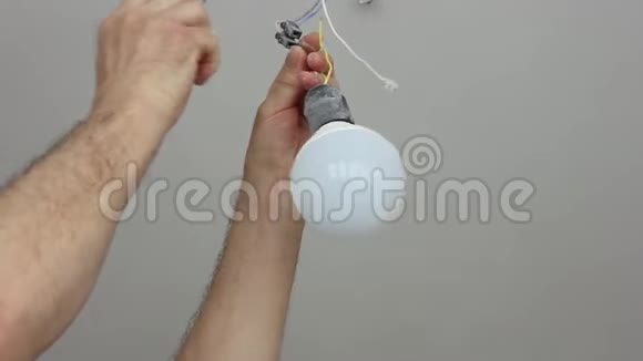 电工连接临时灯视频的预览图