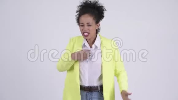 年轻愤怒的非洲女商人说话视频的预览图