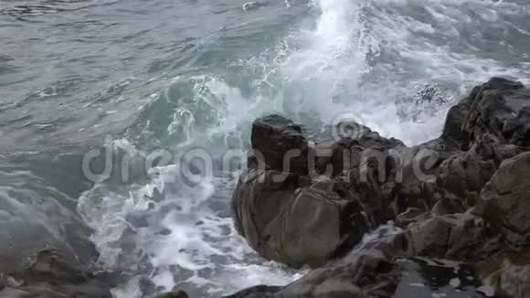 波浪在岸上破碎视频的预览图