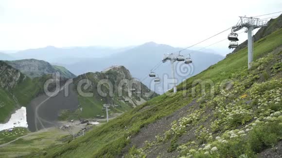 夏季山区索道铁舱夏天在山上举起来视频的预览图