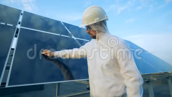 由男性工人进行的太阳能电池板清洗过程视频的预览图