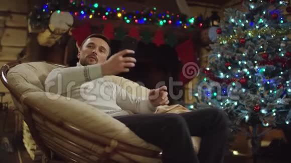 帅哥在新年晚上在智能手机上自拍视频的预览图