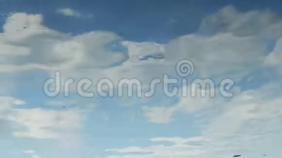 白云映在蓝色的河流中视频的预览图