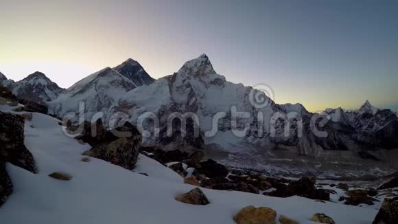 日出前4珠穆朗玛峰的K视图视频的预览图