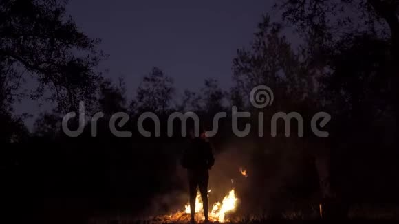 夜晚面对森林大火的人视频的预览图