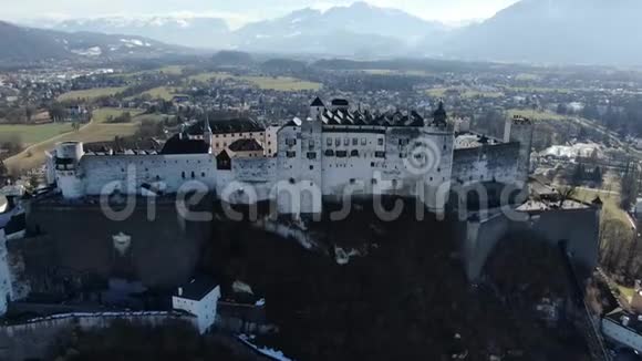 Hohensalzburg城堡背景上有令人惊叹的山脉空中拍摄4k视频的预览图